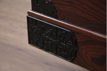 中古　美品!!　希少な廃番品!!　飛鳥欅箪笥　欅(ケヤキ)材　彫刻入りの金具が素敵な階段箪笥(民芸箪笥、和箪笥、整理たんす、収納タンス、引き出し、飾り台)(R-083216)