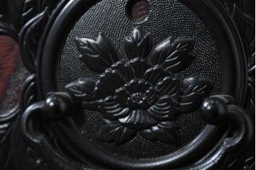 中古　美品!!　希少な廃番品!!　飛鳥欅箪笥　欅(ケヤキ)材　彫刻入りの金具が素敵な階段箪笥(民芸箪笥、和箪笥、整理たんす、収納タンス、引き出し、飾り台)(R-083216)