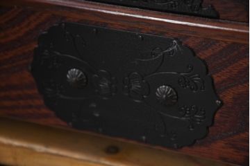 中古　美品!!　希少な廃番品!!　飛鳥欅箪笥　欅(ケヤキ)材　彫刻入りの金具が素敵な階段箪笥(民芸箪笥、和箪笥、整理たんす、収納タンス、引き出し、飾り台)(R-083216)