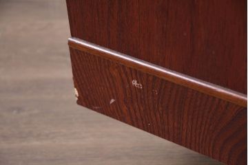 中古　美品!!　希少な廃番品!!　飛鳥欅箪笥　欅(ケヤキ)材　彫刻入りの金具が素敵な階段箪笥(民芸箪笥、和箪笥、整理たんす、収納タンス、引き出し、飾り台)(R-083216)