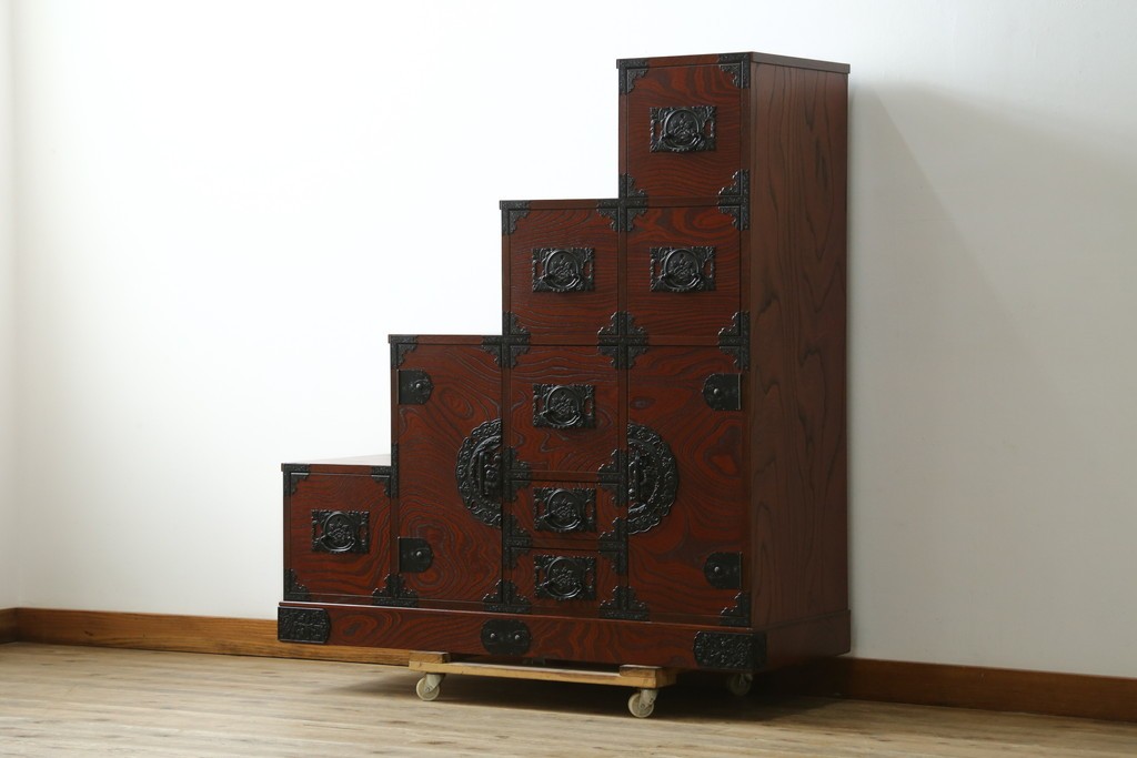 中古　美品!!　希少な廃番品!!　飛鳥欅箪笥　欅(ケヤキ)材　彫刻入りの金具が素敵な階段箪笥　(R-083216)
