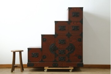 中古　美品!!　希少な廃番品!!　飛鳥欅箪笥　欅(ケヤキ)材　彫刻入りの金具が素敵な階段箪笥　(R-083216)
