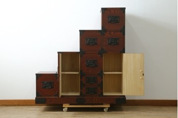 中古　美品!!　希少な廃番品!!　飛鳥欅箪笥　欅(ケヤキ)材　彫刻入りの金具が素敵な階段箪笥　(R-083216)