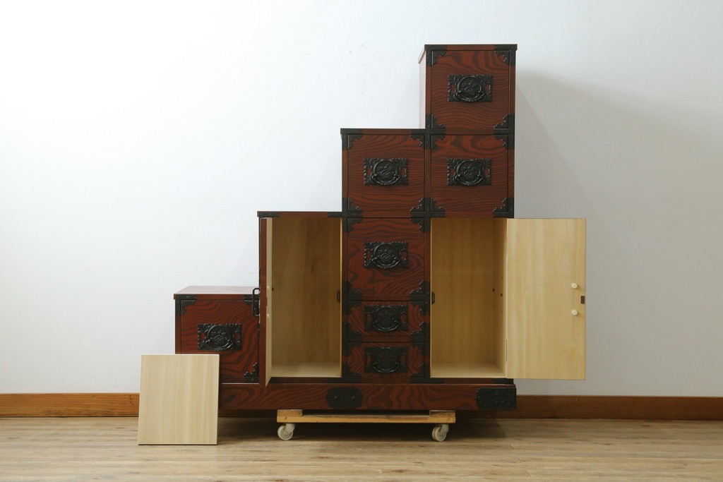 中古　美品!!　希少な廃番品!!　飛鳥欅箪笥　欅(ケヤキ)材　彫刻入りの金具が素敵な階段箪笥　(R-083216)