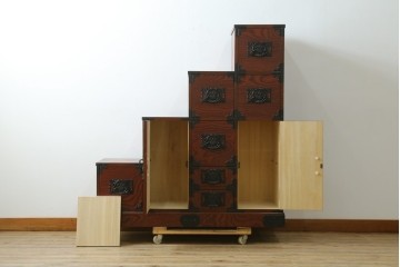 中古　美品!!　希少な廃番品!!　飛鳥欅箪笥　欅(ケヤキ)材　彫刻入りの金具が素敵な階段箪笥　(R-083216)