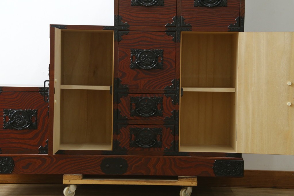 中古　美品!!　希少な廃番品!!　飛鳥欅箪笥　欅(ケヤキ)材　彫刻入りの金具が素敵な階段箪笥　(R-083216)