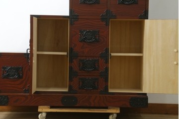 中古　美品!!　希少な廃番品!!　飛鳥欅箪笥　欅(ケヤキ)材　彫刻入りの金具が素敵な階段箪笥　(R-083216)