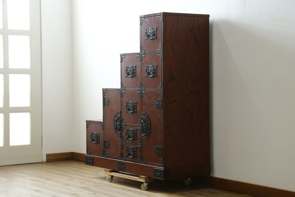 中古　美品!!　希少な廃番品!!　飛鳥欅箪笥　欅(ケヤキ)材　彫刻入りの金具が素敵な階段箪笥　(R-083216)