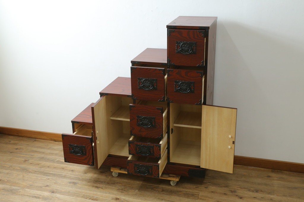中古　美品!!　希少な廃番品!!　飛鳥欅箪笥　欅(ケヤキ)材　彫刻入りの金具が素敵な階段箪笥　(R-083216)