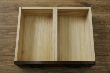 中古　美品!!　希少な廃番品!!　飛鳥欅箪笥　欅(ケヤキ)材　彫刻入りの金具が素敵な階段箪笥　(R-083216)