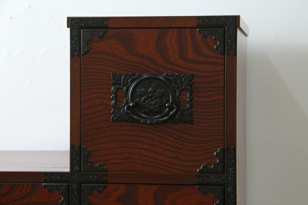 中古　美品!!　希少な廃番品!!　飛鳥欅箪笥　欅(ケヤキ)材　彫刻入りの金具が素敵な階段箪笥　(R-083216)