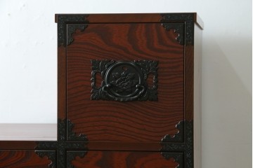中古　美品!!　希少な廃番品!!　飛鳥欅箪笥　欅(ケヤキ)材　彫刻入りの金具が素敵な階段箪笥　(R-083216)