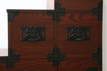 中古　美品!!　希少な廃番品!!　飛鳥欅箪笥　欅(ケヤキ)材　彫刻入りの金具が素敵な階段箪笥　(R-083216)