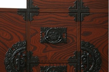 中古　美品!!　希少な廃番品!!　飛鳥欅箪笥　欅(ケヤキ)材　彫刻入りの金具が素敵な階段箪笥　(R-083216)