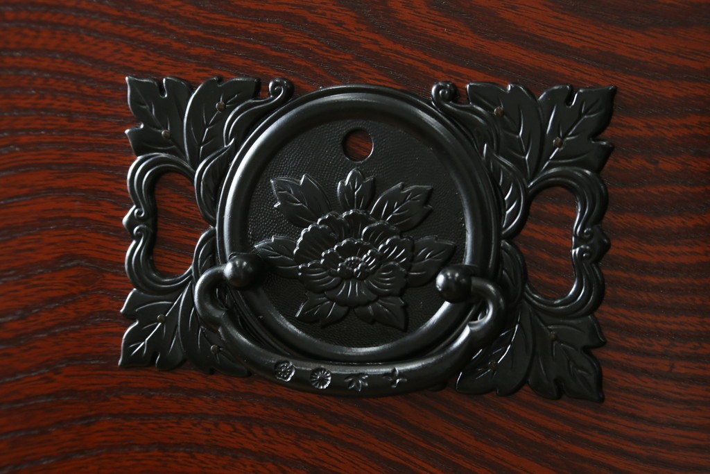 中古　美品!!　希少な廃番品!!　飛鳥欅箪笥　欅(ケヤキ)材　彫刻入りの金具が素敵な階段箪笥　(R-083216)