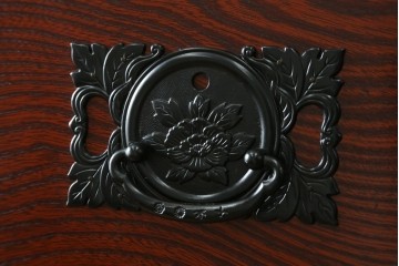 中古　美品!!　希少な廃番品!!　飛鳥欅箪笥　欅(ケヤキ)材　彫刻入りの金具が素敵な階段箪笥　(R-083216)