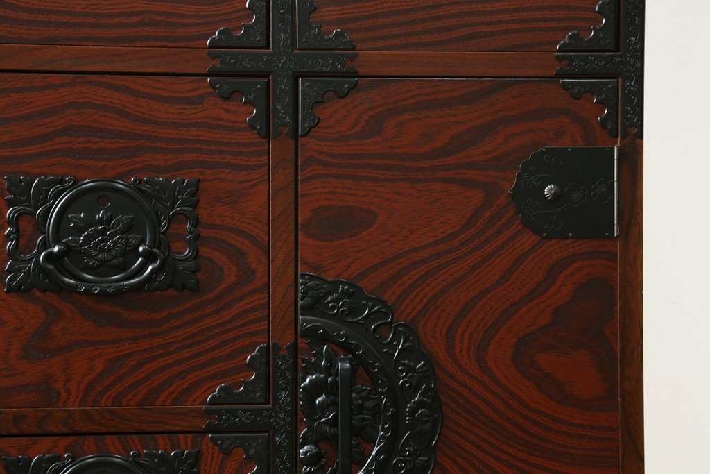 中古　美品!!　希少な廃番品!!　飛鳥欅箪笥　欅(ケヤキ)材　彫刻入りの金具が素敵な階段箪笥　(R-083216)
