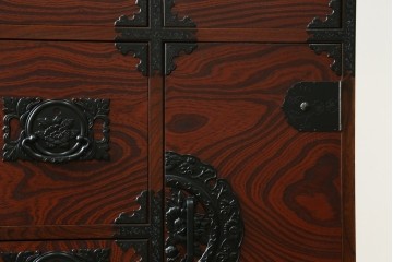 中古　美品!!　希少な廃番品!!　飛鳥欅箪笥　欅(ケヤキ)材　彫刻入りの金具が素敵な階段箪笥　(R-083216)