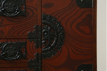 中古　美品!!　希少な廃番品!!　飛鳥欅箪笥　欅(ケヤキ)材　彫刻入りの金具が素敵な階段箪笥　(R-083216)
