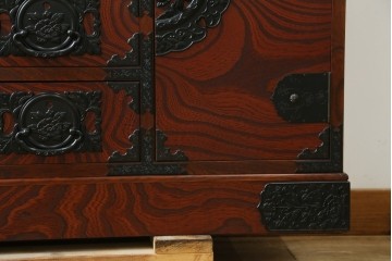 中古　美品!!　希少な廃番品!!　飛鳥欅箪笥　欅(ケヤキ)材　彫刻入りの金具が素敵な階段箪笥　(R-083216)