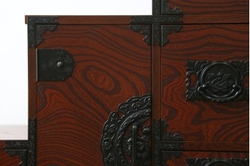 中古　美品!!　希少な廃番品!!　飛鳥欅箪笥　欅(ケヤキ)材　彫刻入りの金具が素敵な階段箪笥　(R-083216)