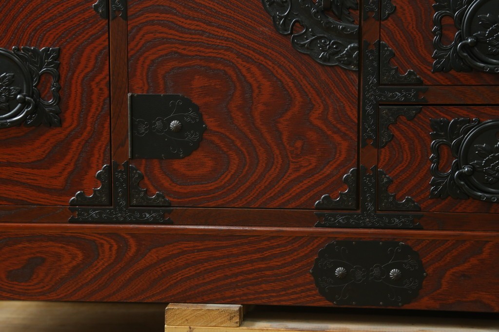 中古　美品!!　希少な廃番品!!　飛鳥欅箪笥　欅(ケヤキ)材　彫刻入りの金具が素敵な階段箪笥　(R-083216)
