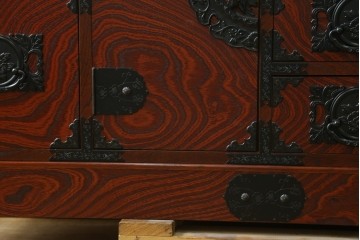 中古　美品!!　希少な廃番品!!　飛鳥欅箪笥　欅(ケヤキ)材　彫刻入りの金具が素敵な階段箪笥　(R-083216)