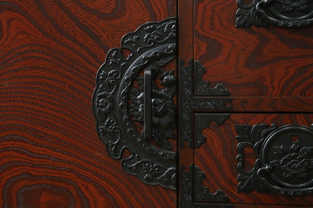 中古　美品!!　希少な廃番品!!　飛鳥欅箪笥　欅(ケヤキ)材　彫刻入りの金具が素敵な階段箪笥　(R-083216)