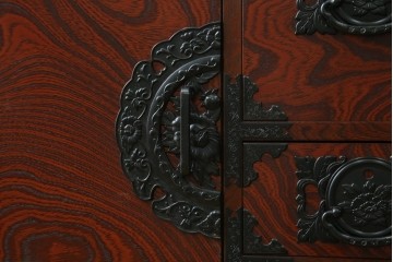 中古　美品!!　希少な廃番品!!　飛鳥欅箪笥　欅(ケヤキ)材　彫刻入りの金具が素敵な階段箪笥　(R-083216)