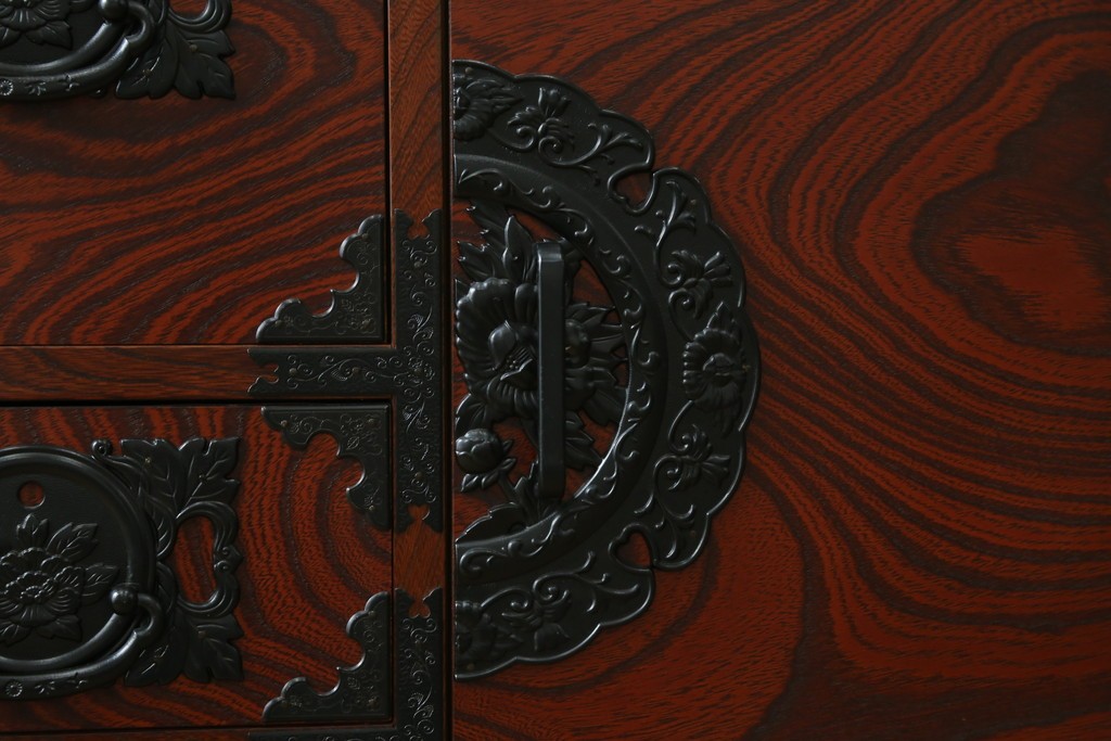 中古　美品!!　希少な廃番品!!　飛鳥欅箪笥　欅(ケヤキ)材　彫刻入りの金具が素敵な階段箪笥　(R-083216)