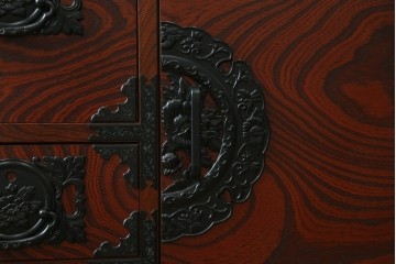 中古　美品!!　希少な廃番品!!　飛鳥欅箪笥　欅(ケヤキ)材　彫刻入りの金具が素敵な階段箪笥　(R-083216)