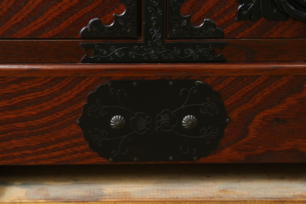 中古　美品!!　希少な廃番品!!　飛鳥欅箪笥　欅(ケヤキ)材　彫刻入りの金具が素敵な階段箪笥　(R-083216)