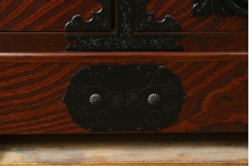 中古　美品!!　希少な廃番品!!　飛鳥欅箪笥　欅(ケヤキ)材　彫刻入りの金具が素敵な階段箪笥　(R-083216)