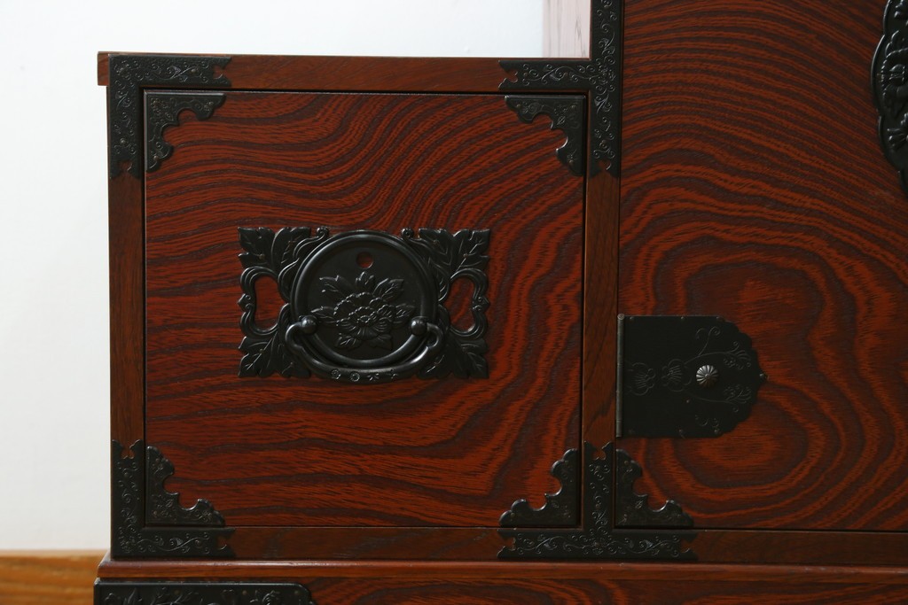 中古　美品!!　希少な廃番品!!　飛鳥欅箪笥　欅(ケヤキ)材　彫刻入りの金具が素敵な階段箪笥　(R-083216)