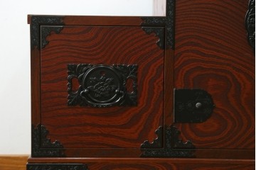 中古　美品!!　希少な廃番品!!　飛鳥欅箪笥　欅(ケヤキ)材　彫刻入りの金具が素敵な階段箪笥　(R-083216)