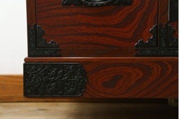 中古　美品!!　希少な廃番品!!　飛鳥欅箪笥　欅(ケヤキ)材　彫刻入りの金具が素敵な階段箪笥　(R-083216)