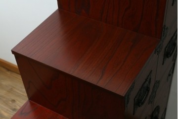 中古　美品!!　希少な廃番品!!　飛鳥欅箪笥　欅(ケヤキ)材　彫刻入りの金具が素敵な階段箪笥　(R-083216)