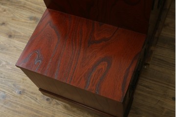 中古　美品!!　希少な廃番品!!　飛鳥欅箪笥　欅(ケヤキ)材　彫刻入りの金具が素敵な階段箪笥　(R-083216)