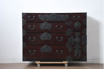 和製アンティーク　美品!!　国産職人手作り　専門店にて塗り直し済み!!　前面欅(ケヤキ)材　無垢　手打ち金(菊花)　木の表情が楽しめる、艶やかな木地呂塗りの仙台箪笥(衣装箪笥、整理箪笥、収納たんす、和タンス、引き出し、サイドチェスト、サイドボード)(R-083217)
