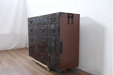 和製アンティーク　美品!!　国産職人手作り　専門店にて塗り直し済み!!　前面欅(ケヤキ)材　無垢　手打ち金(菊花)　木の表情が楽しめる、艶やかな木地呂塗りの仙台箪笥(衣装箪笥、整理箪笥、収納たんす、和タンス、引き出し、サイドチェスト、サイドボード)(R-083217)