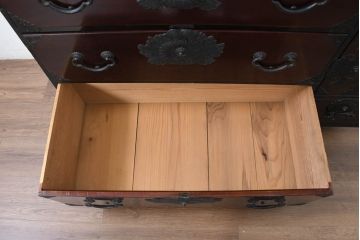 和製アンティーク　美品!!　国産職人手作り　専門店にて塗り直し済み!!　前面欅(ケヤキ)材　無垢　手打ち金(菊花)　木の表情が楽しめる、艶やかな木地呂塗りの仙台箪笥(衣装箪笥、整理箪笥、収納たんす、和タンス、引き出し、サイドチェスト、サイドボード)(R-083217)