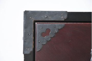 和製アンティーク　美品!!　国産職人手作り　専門店にて塗り直し済み!!　前面欅(ケヤキ)材　無垢　手打ち金(菊花)　木の表情が楽しめる、艶やかな木地呂塗りの仙台箪笥(衣装箪笥、整理箪笥、収納たんす、和タンス、引き出し、サイドチェスト、サイドボード)(R-083217)