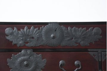 和製アンティーク　美品!!　国産職人手作り　専門店にて塗り直し済み!!　前面欅(ケヤキ)材　無垢　手打ち金(菊花)　木の表情が楽しめる、艶やかな木地呂塗りの仙台箪笥(衣装箪笥、整理箪笥、収納たんす、和タンス、引き出し、サイドチェスト、サイドボード)(R-083217)