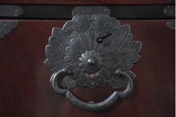 和製アンティーク　美品!!　国産職人手作り　専門店にて塗り直し済み!!　前面欅(ケヤキ)材　無垢　手打ち金(菊花)　木の表情が楽しめる、艶やかな木地呂塗りの仙台箪笥(衣装箪笥、整理箪笥、収納たんす、和タンス、引き出し、サイドチェスト、サイドボード)(R-083217)