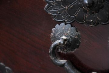 和製アンティーク　美品!!　国産職人手作り　専門店にて塗り直し済み!!　前面欅(ケヤキ)材　無垢　手打ち金(菊花)　木の表情が楽しめる、艶やかな木地呂塗りの仙台箪笥(衣装箪笥、整理箪笥、収納たんす、和タンス、引き出し、サイドチェスト、サイドボード)(R-083217)