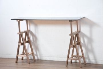 中古　超美品　展示品　希少モデル　+CASA(プラスカーサ)　MAISON DE FAMILLE(メゾン・ドゥ・ファミーユ)取り扱い　マルク・ベルチェ風デザイン　洗練されたブラウンガラストップとメタル架構脚がエレガントさを引き立てる作業台風コンソールテーブル(サイドテーブル、アトリエテーブル、机、飾り台、店舗什器)(R-083218)