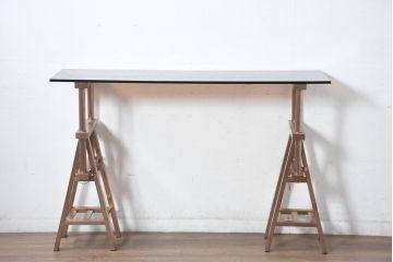 中古　超美品　展示品　希少モデル　+CASA(プラスカーサ)　MAISON DE FAMILLE(メゾン・ドゥ・ファミーユ)取り扱い　マルク・ベルチェ風デザイン　洗練されたブラウンガラストップとメタル架構脚がエレガントさを引き立てる作業台風コンソールテーブル(サイドテーブル、アトリエテーブル、机、飾り台、店舗什器)(R-083218)