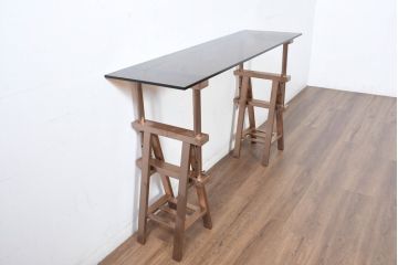 中古　超美品　展示品　希少モデル　+CASA(プラスカーサ)　MAISON DE FAMILLE(メゾン・ドゥ・ファミーユ)取り扱い　マルク・ベルチェ風デザイン　洗練されたブラウンガラストップとメタル架構脚がエレガントさを引き立てる作業台風コンソールテーブル(サイドテーブル、アトリエテーブル、机、飾り台、店舗什器)(R-083218)