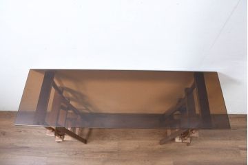 中古　超美品　展示品　希少モデル　+CASA(プラスカーサ)　MAISON DE FAMILLE(メゾン・ドゥ・ファミーユ)取り扱い　マルク・ベルチェ風デザイン　洗練されたブラウンガラストップとメタル架構脚がエレガントさを引き立てる作業台風コンソールテーブル(サイドテーブル、アトリエテーブル、机、飾り台、店舗什器)(R-083218)