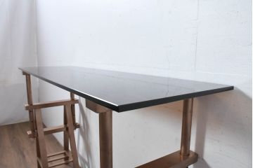 中古　超美品　展示品　希少モデル　+CASA(プラスカーサ)　MAISON DE FAMILLE(メゾン・ドゥ・ファミーユ)取り扱い　マルク・ベルチェ風デザイン　洗練されたブラウンガラストップとメタル架構脚がエレガントさを引き立てる作業台風コンソールテーブル(サイドテーブル、アトリエテーブル、机、飾り台、店舗什器)(R-083218)
